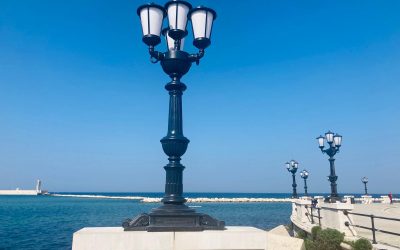 Manutenzione straordinaria dei candelabri ornamentali sul Lungomare. Ricollocati i primi elementi sul litorale di Bari dopo gli interventi di restyling