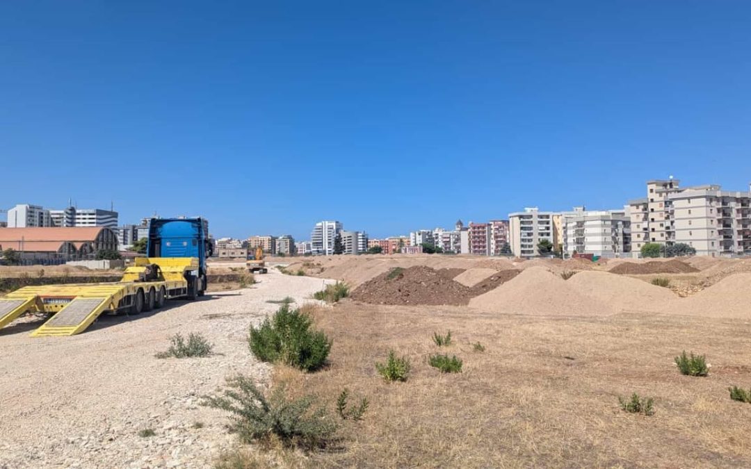 Cantiere del “Parco della Rinascita” sulla ex Fibronit: online l’ordinanza che regolamenta la circolazione stradale su via Caldarola fino al prossimo 30 giugno