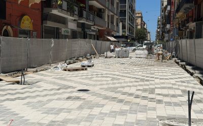 Riqualificazione via Manzoni. Questo pomeriggio l’assessore Scaramuzzi alla passeggiata ecologica di Retake per riposizionare le piantine rubate dalle aiuole. Intanto, in fase di ultimazione la posa del basolato storico sul primo isolato da piazza Garibaldi.  Prende forma anche la trama “a rombi”.