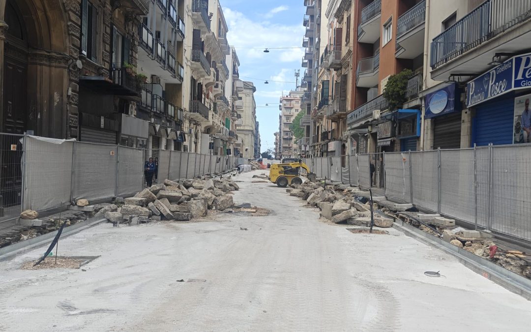 Riqualificazione via Manzoni: al via domani la posa delle basole storiche sull’isolato tra Piazza Garibaldi e via Abate Gimma. Da giovedì modifiche alla ZSR con eliminazione zone sosta a pagamento per tutti in favore dei residenti