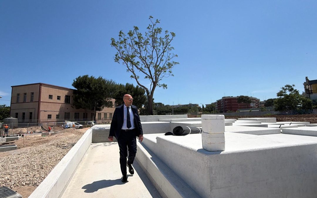 Parco della Rinascita stamattina il sopralluogo  del sindaco sul cantiere con il comitato cittadino Ex Fibronit Bari. Leccese: “Piantati i primi 420 alberi e opere insfrastutturali completate al 90%. Procediamo speditamente verso l’ultimo miglio”