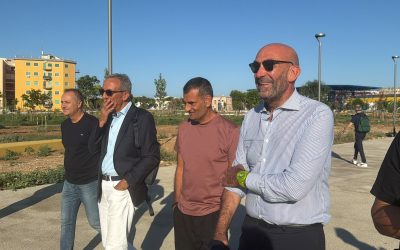 Parco della Rinascita: prendono forma l’area giochi con parete arrampicata e la scacchiera colorata del giardino delle erbe aromatiche. Pronti anche gli arredi (tavoli da ping pong, sedute e colonnine per ricaricare lo smartphone). Lo stato dei lavori: ieri il sindaco ospite del terzo appuntamento di “Voci della Rinascita”