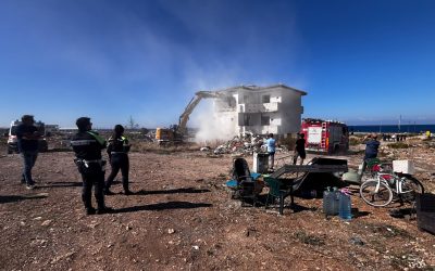 Costa sud, completata la demolizione di due ruderi nell’area di cantiere sul lungomare: intervento funzionale al completamento del lotto 3 – parco costiero di Torre Carnosa